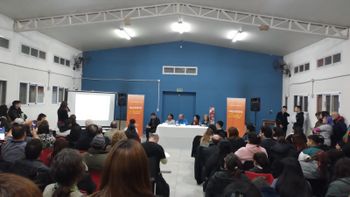 Con gran asistencia de vecinos se llevó adelante la audiencia pública por el Barrio Aliwen de Fernández Oro. Con gran asistencia de vecinos se llevó adelante la audiencia pública por el Barrio Aliwen de Fernández Oro.