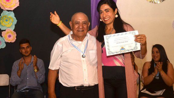 Egresó del colegio a los 86 años y emocionó a todos