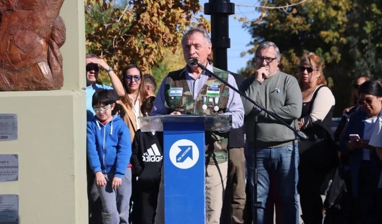 Ricardo Flores brindó un discurso durante el acto por el 2 de abril en General Roca. Foto: Gentileza (ANRoca-Tania Domenicucci)