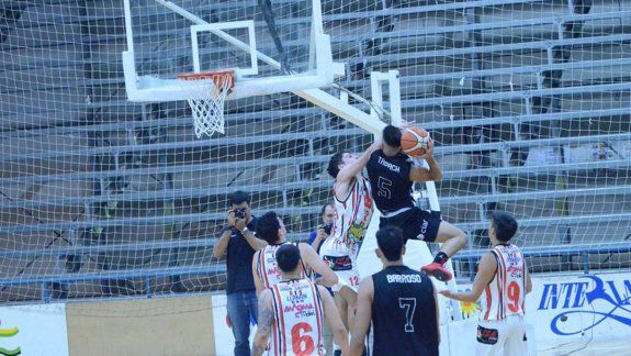 El Albinegro luchó y le terminó ganando a Cinco Saltos de local