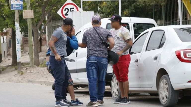 En plena calle, lo atacaron con un machete para robarle una moto y un celular