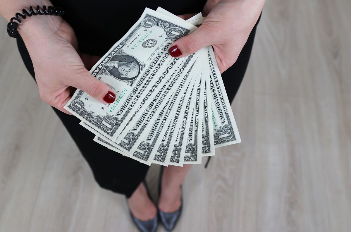 El dólar blue cerró en $318 y se acercó a su récord histórico