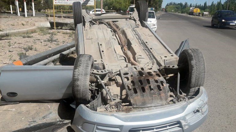 Conductor se llevó el susto de su vida tras volcar sobre la Ruta 151