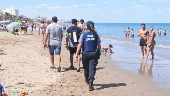 Los inspectores municipales deben controlar a los vendedores de la playa acompañados por policías. Han sufrido amenazas y agresiones.