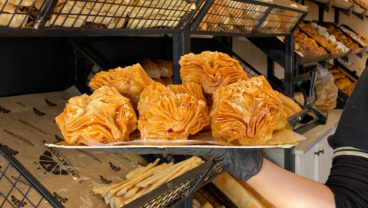 La panadería Tentaciones, una de sus sucursales ubicada en San Martín y Puerto Belgrano con picos de venta esta semana.
