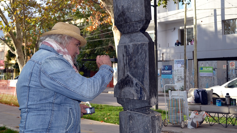 Una pinturita, Adolfo. El cubano que mantiene las esculturas cipoleñas.