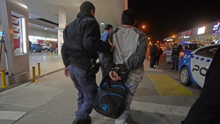 Tras una pelea de bandas, la policía detuvo por error a un adolescente en el Alto Comahue