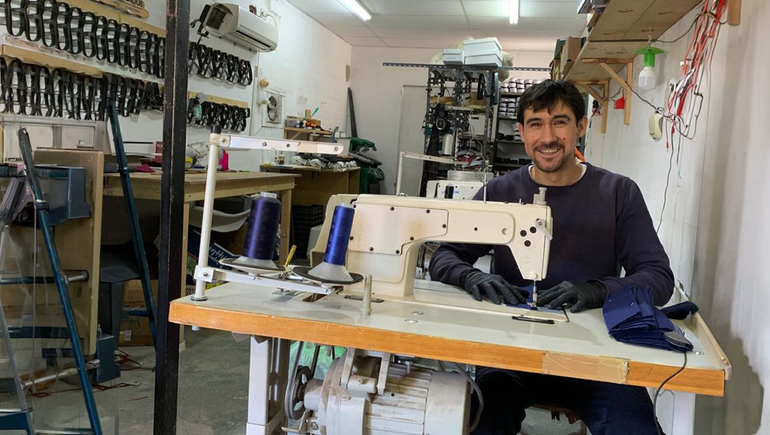 Darío confecciona las alpargatas a pura pasión en lo que era el viejo almacén familiar.