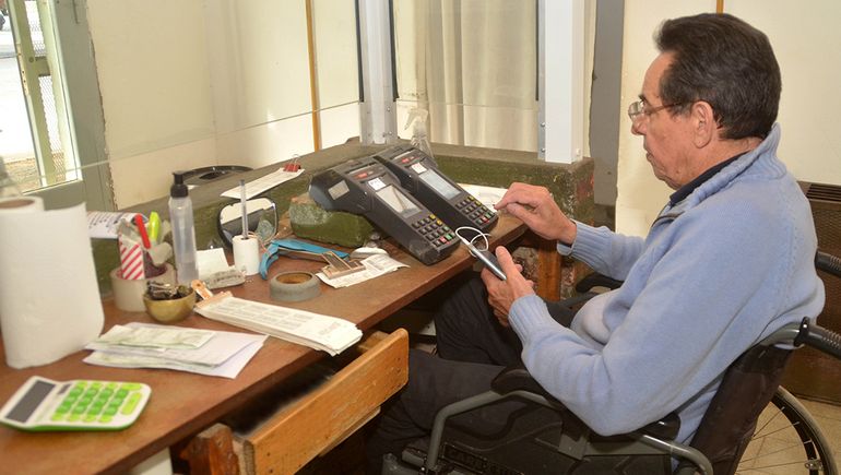 Héctor, el emblemático agenciero que lo da todo por sus vecinos