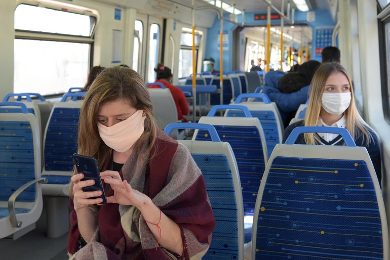 Suben los casos de Covid y recomiendan volver a usar barbijos en el transporte público