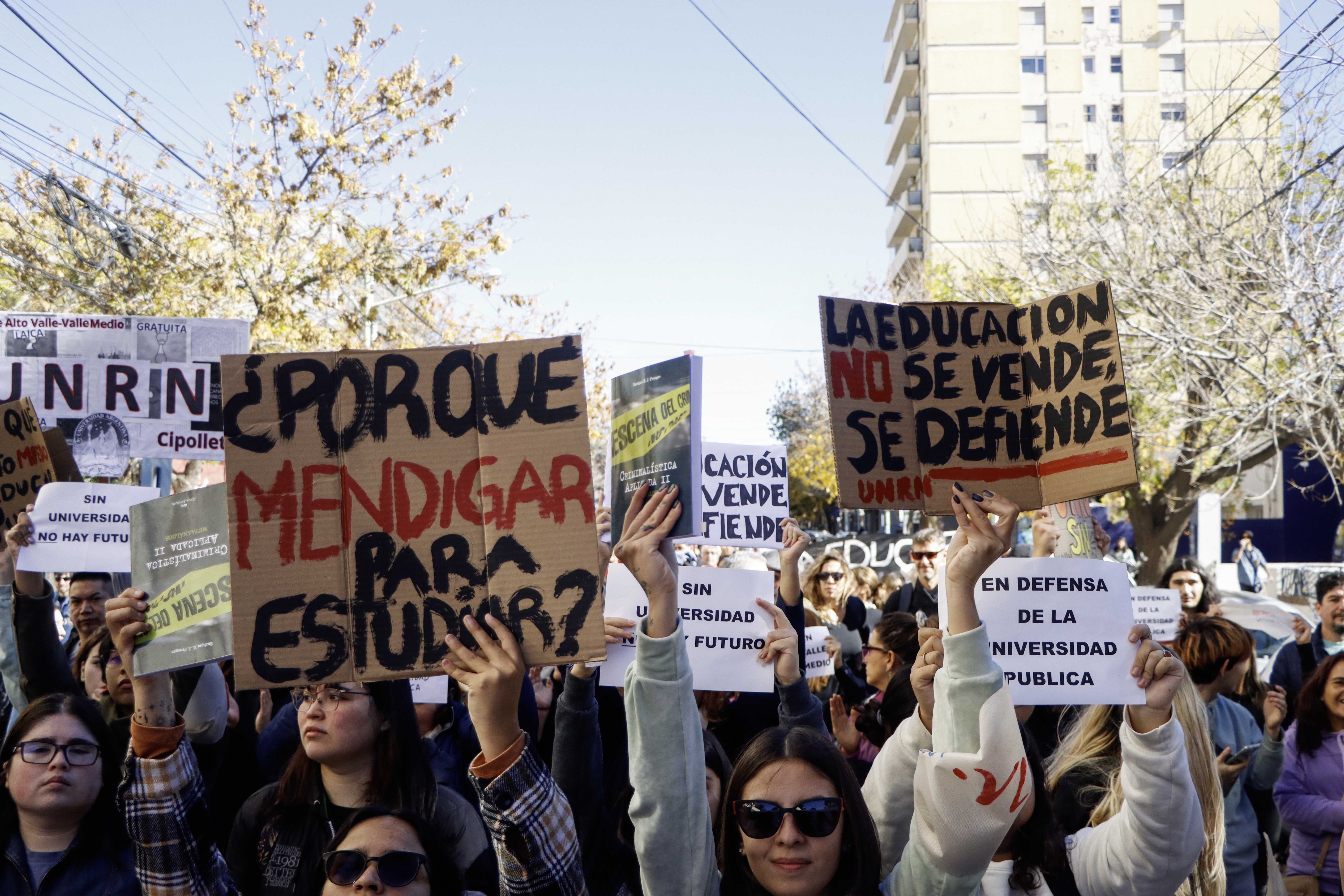 La marcha universitaria se hizo sentir en Río Negro, con una fuerte movilización en las ciudades del Alto Valle.