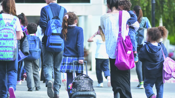 Hay familias que deben desembolsar grandes sumas de dinero para que sus hijos puedan estudiar en escuelas privadas.