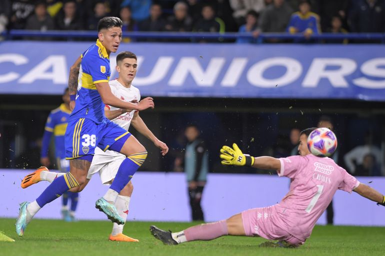 Brillante definición de Luis Vázquez para darle el triunfo a Boca ante el Globo. Medina hizo magia y le puso la pelota de frente para que pudiera anotar.&nbsp;