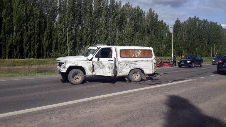 Dos heridos en un múltiple choque sobre la Ruta 151: un auto terminó dentro del canal