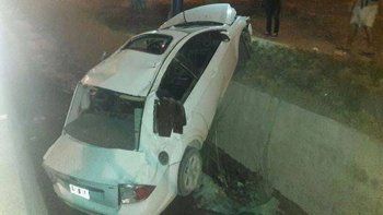el vicerrector de la unrn perdio el control de su auto y termino en un desagüe