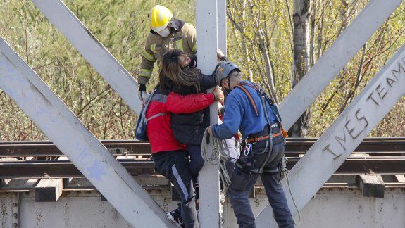 Dramático: mujer desalojada en el DVN está colgada del puente ferroviario