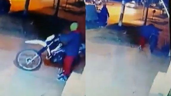 Vio cómo le robaban la moto por las cámaras y rompió en llanto