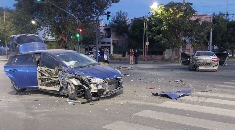 El Ford azul impactó contra el Renault Fluence de la familia cipoleña.&nbsp;