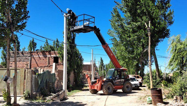 En los últimos años, al menos nueve barrios populares de Cipolletti accedieron al servicio regular de electricidad.