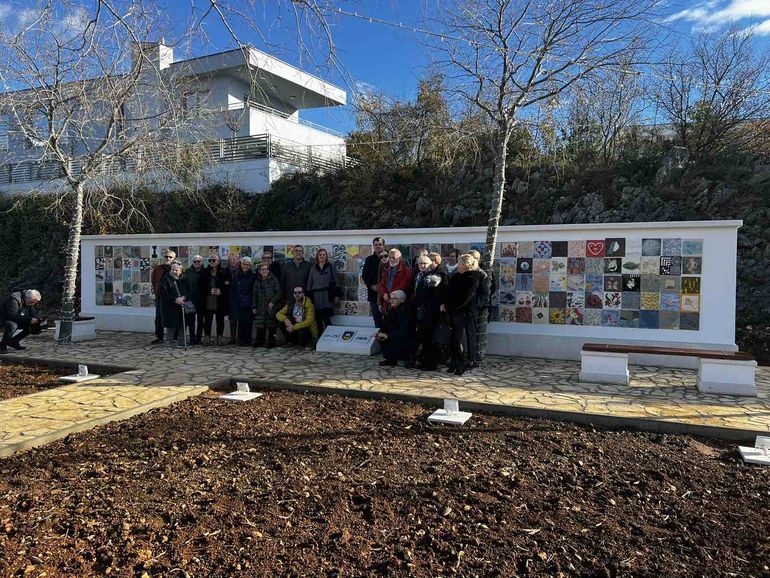 El mural cuenta con participación de más de 25 países y se ubica en Kostrena, una localidad costera cercana a Rijeka en Croacia. 