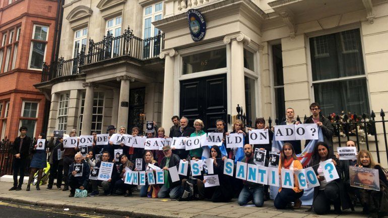 Where is Santiago?: el reclamo cruzó fronteras y llegó hasta Europa