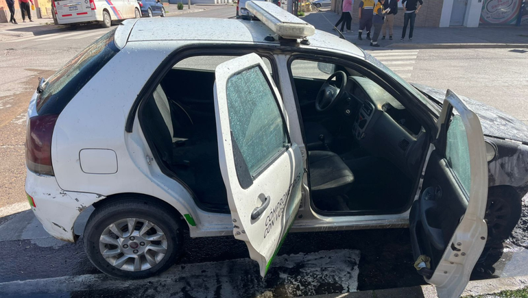 Un móvil de Tránsito Municipal se incendió este miércoles en plena calle.