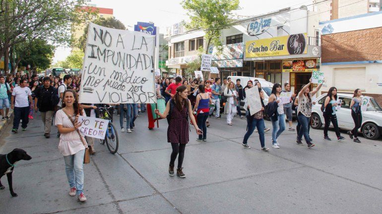 Los universitarios salieron a respaldar a la víctima con una masiva marcha.