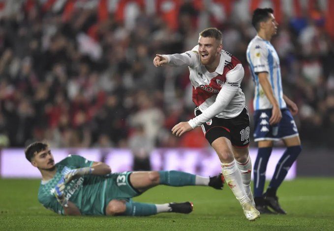 Triunfo y festejo: River le ganó a Racing y recibió el trofeo de campeón