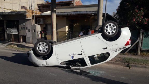 Taxista cipoleño protagonizó espectacular vuelco