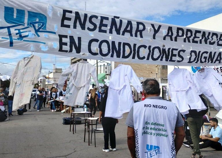 Los trabajadores agrupados en la UnTer reclamaron un incremento salarial ligado al índice de inflación y el gobernador indicó que el aumento será según los ingresos de la provincia.&nbsp;