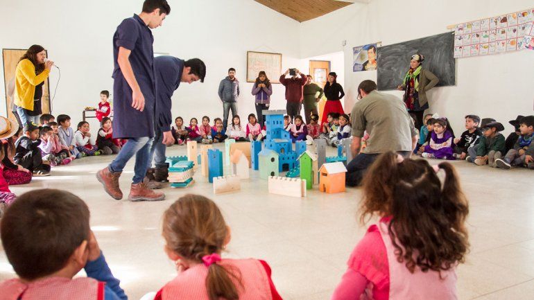 Los alumnos del CET 22 llevaron su regalo para el Día del Niño.