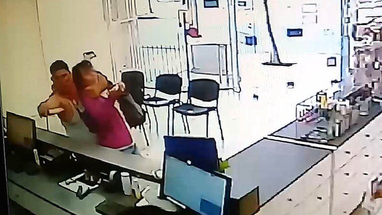 Así fue el robo a la farmacia: tomó una rehén y la amenazó con un cuchillo de carnicero
