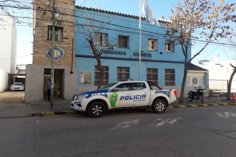 Los agentes de la Comisaría Cuarta observaron la extraña escena y comenzaron el procedimiento. 