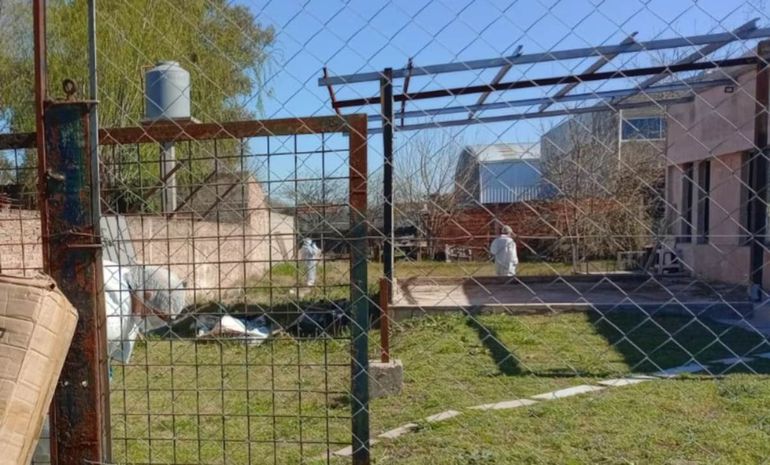 Peritos trabajando en el lugar donde ocurrió el femicidio.