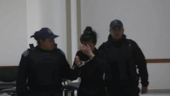 El momento en que entra la acusada a los tribunales de Roca. Fue imputada y quedó en prisión preventiva. 