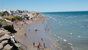 Por momentos, cuando la marea sube, la mayor parte de la costa de Las Grutas se queda sin playa.