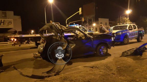 Lo pasó con su camioneta por arriba en la Ruta 22 y se fugó