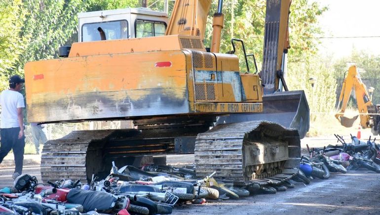 La pesada máquina destruyó decenas de motos en irregularidad y caños de escapes que provocaban ruidos molestos. Fue en Cervantes.&nbsp;