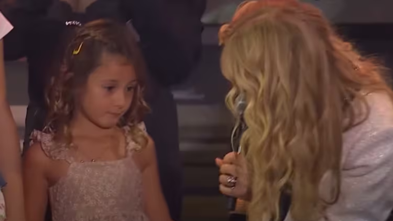 Cris Morena junto a su nieta Mila en una actuación en el Cris Morena Day de Olga