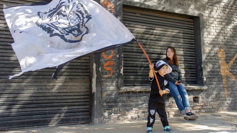 El sentimiento no se termina. El pequeño albinegro agita la bandera.