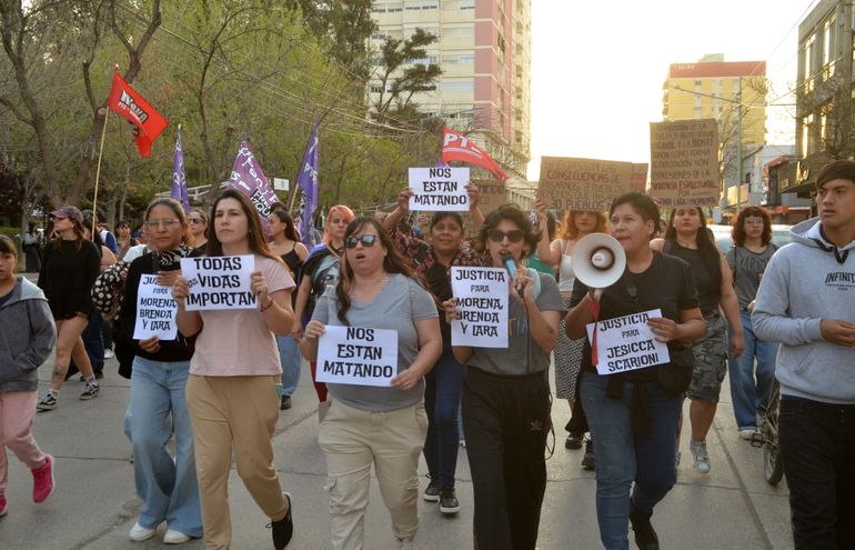 Más de un centenar de personas marcharon por las calles de Cipolletti por el femicidio de La Matanza.