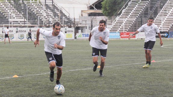 Farías y Pereyra, en un ejercicio de espacios reducidos ayer en La Visera.