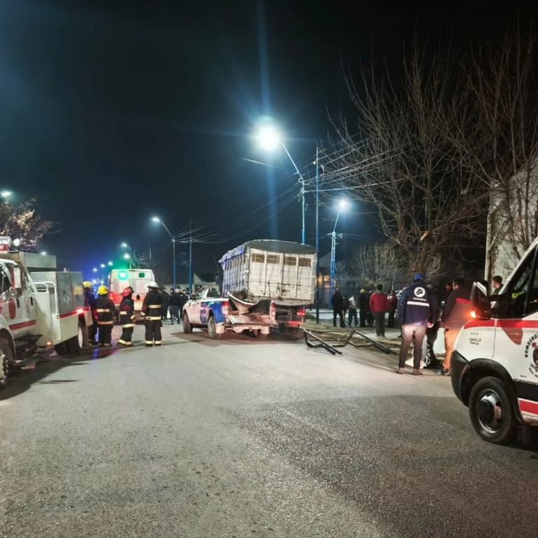 Los bomberos voluntarios intervinieron en el rescate de los trabajadores que circulaban en la camioneta municipal. (Foto: gentileza Bomberos Voluntarios General Roca)