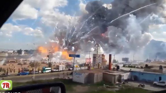 Mirá la impresionante explosión de un mercado de pirotecnia