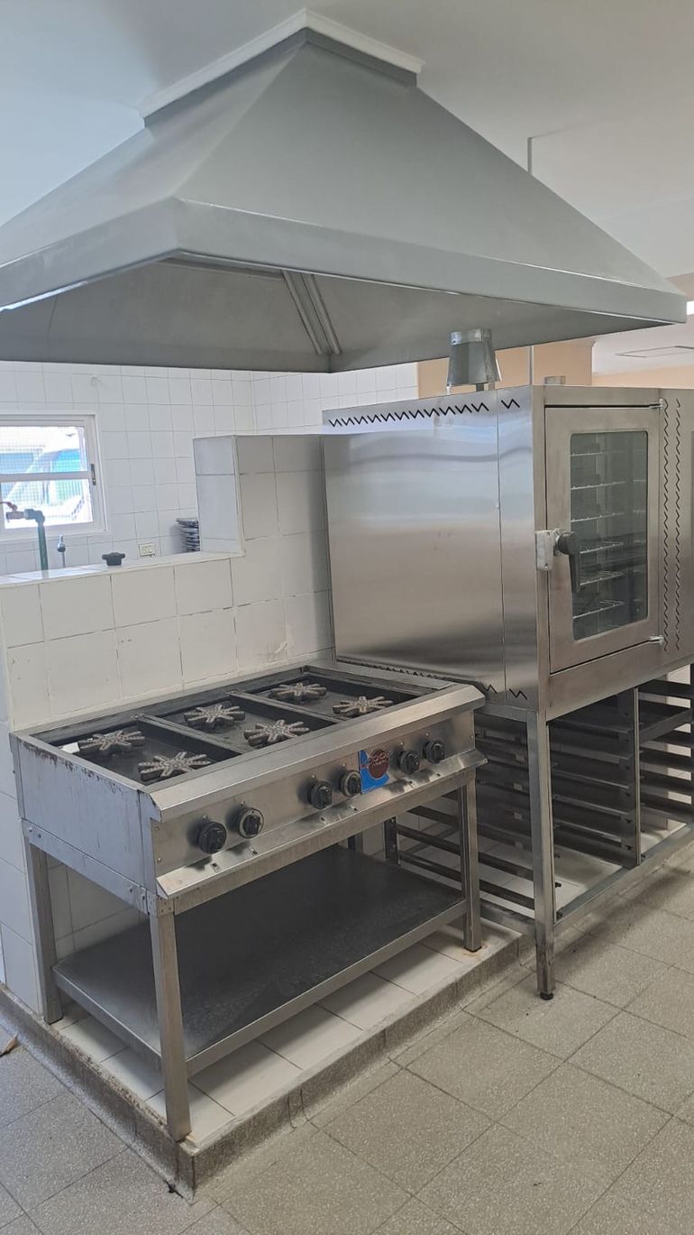 El equipamiento de la cocina del Hospital ha sido convenientemente renovado y mejorado para responder a los requerimientos permanentes en materia alimentaria y nutricional del centro de salud.