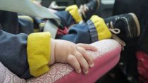 una pareja dejo a su bebe seis horas en el auto: quedo internado