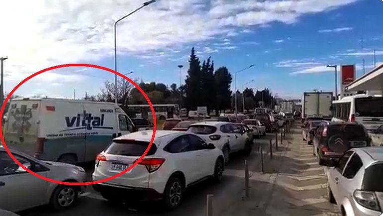 Video: la odisea de una ambulancia para atravesar el piquete