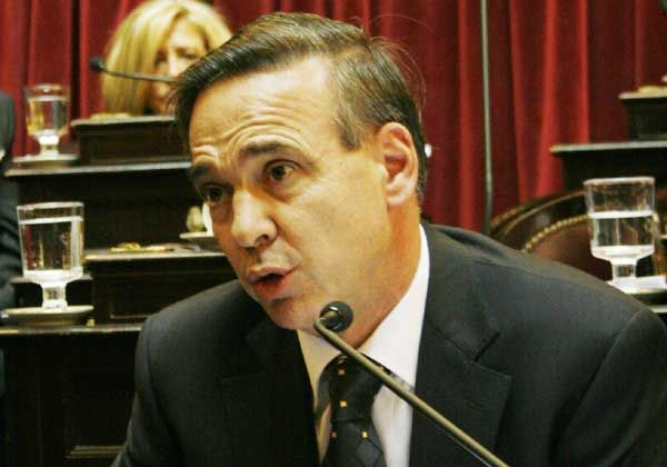 Pichetto confiesa ser un católico que tiene dudas