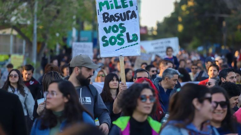 Una multitud marchó en Neuquén en defensa de la universidad pública