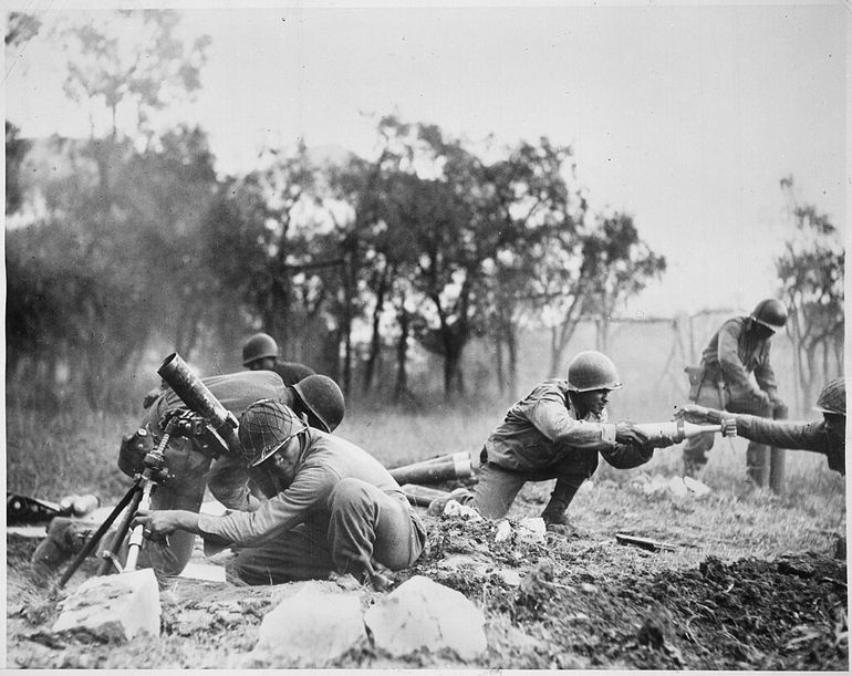 Durante la Segunda Guerra Mundial se utilizó el mortero de 81 mm con el diseño francés, que lo convirtió en el arma estándar de los ejércitos durante el enfrentamiento armado. 